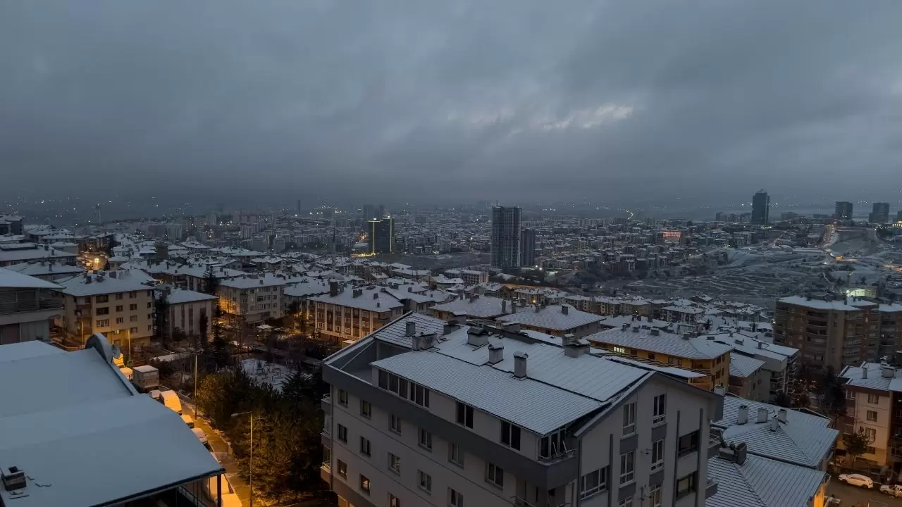 Ankara’da kar etkili oldu, araçlar ve çatılar beyaza kaplandı 1
