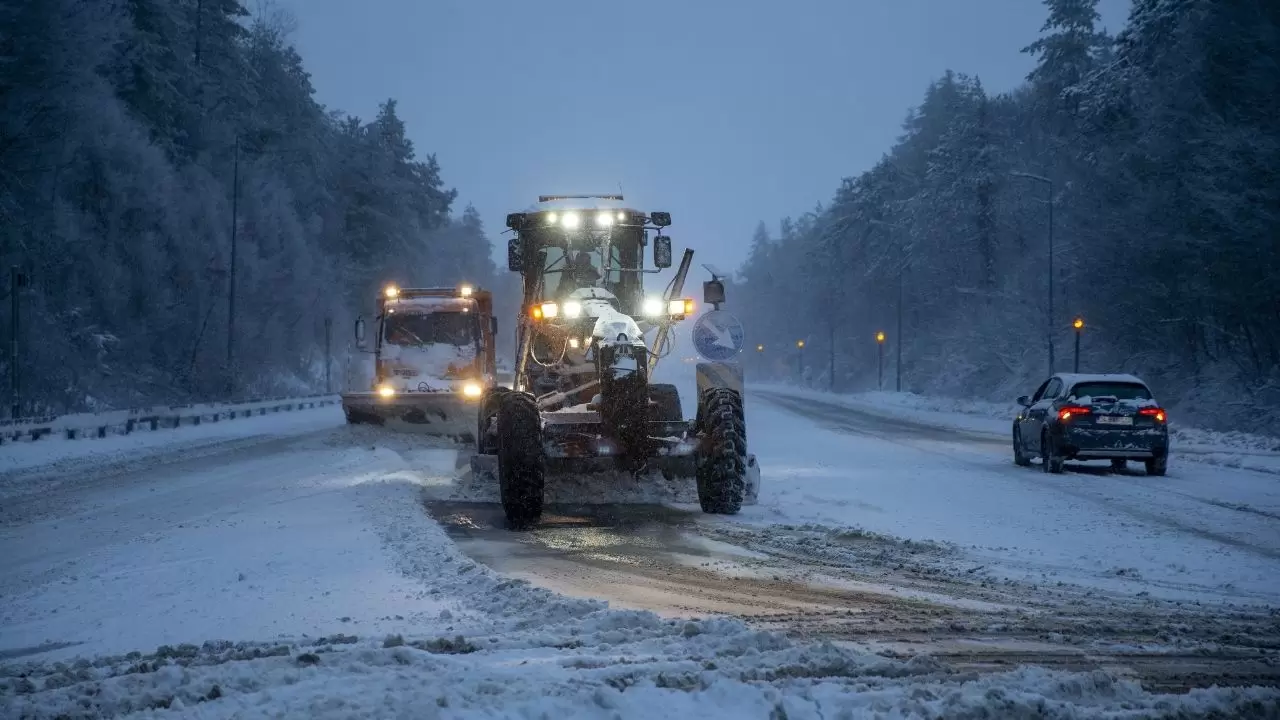 Bolu Dağı’nda kar etkili oluyor: Sürücülere kış lastiği uyarısı 14