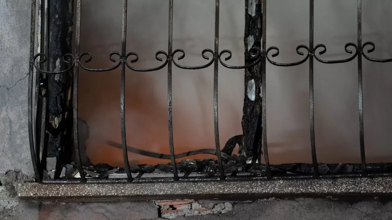 Ankara’da apartmanı alevler sardı! 8 kişi hastanelik oldu, mahalle sokağa döküldü 5