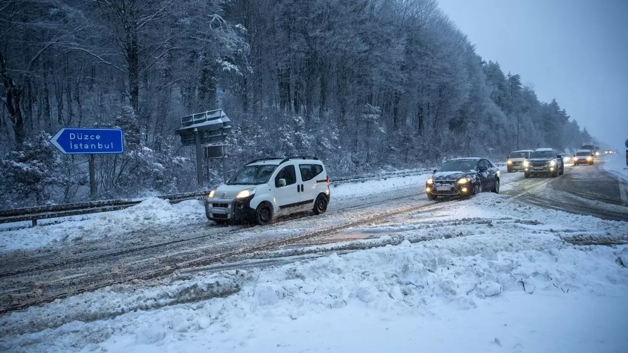 Bolu Dağı’nda kar etkili oluyor: Sürücülere kış lastiği uyarısı 18