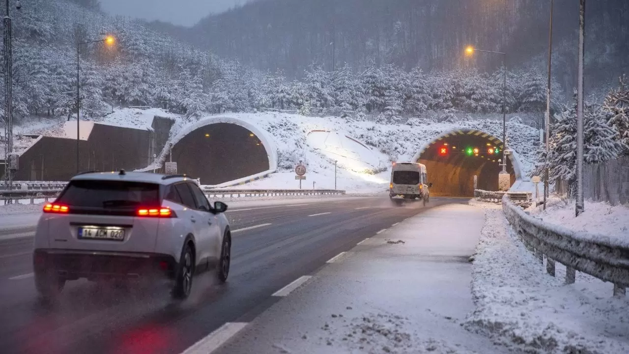 Bolu Dağı’nda kar etkili oluyor: Sürücülere kış lastiği uyarısı 5