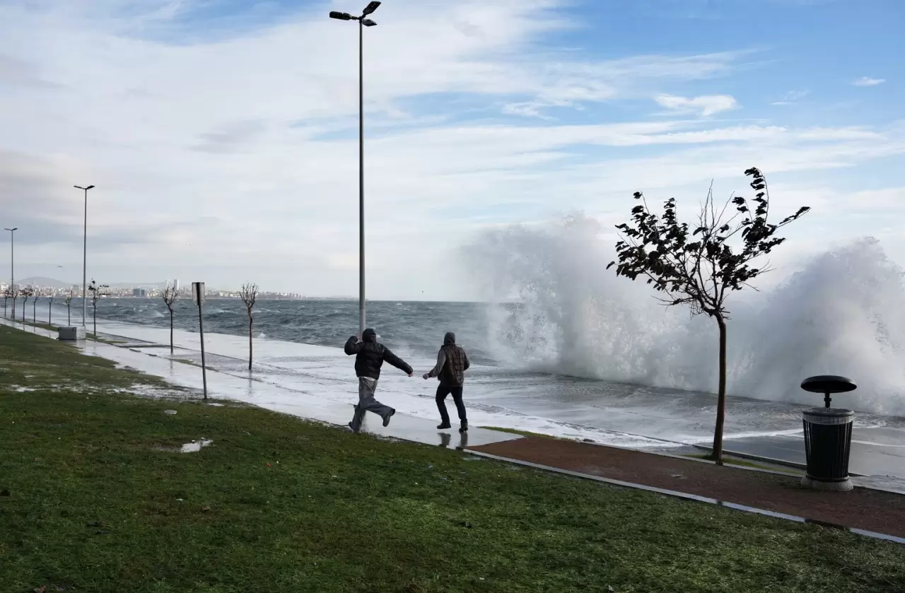 İstanbul'da dev dalgalara aldırış etmeden fotoğraf çekildiler 5