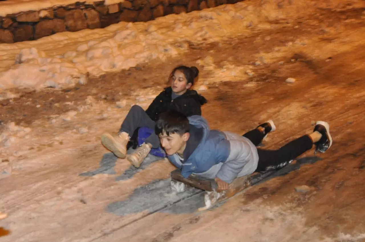 Hakkari'de çocuklar kızak ve bidonlarla kayarak eğlendi 4