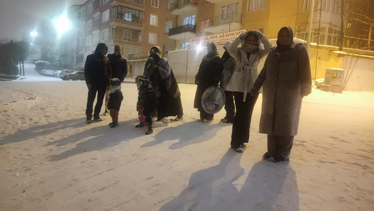 Yozgat’ta mahalle aralarında kar eğlencesi: Sokaklar kayak pistini aratmadı 6