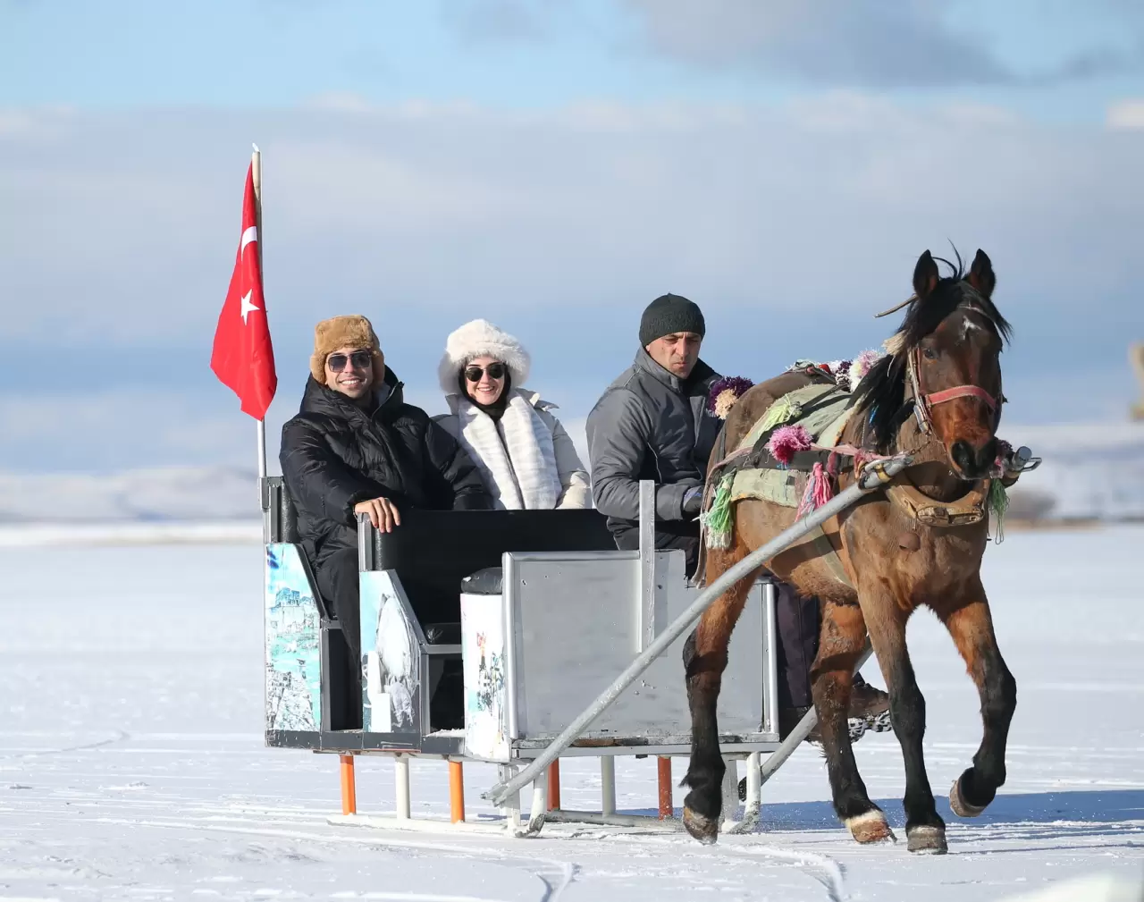 Çıldır Gölü'nün bir kısmı dondu! Buzda atlı kızaklarla safari keyfi 4