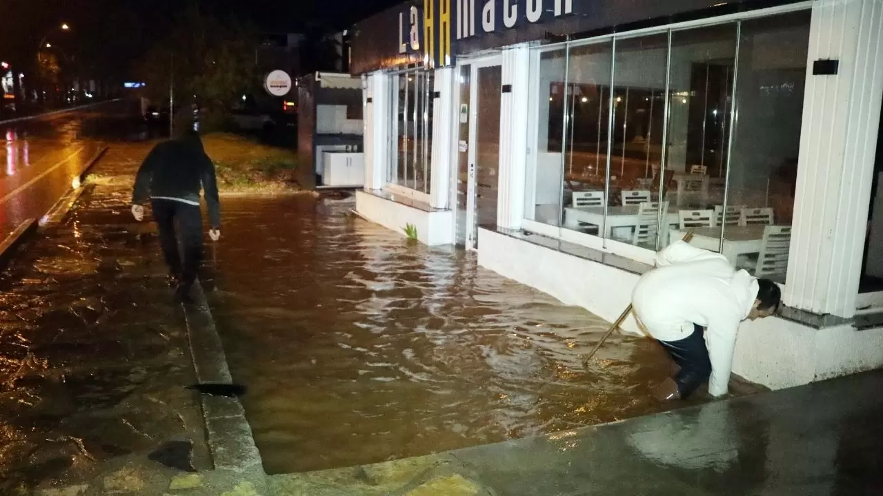Bodrum’u gece vuran sağanak felaketi: Duvar çöktü, yollar göle döndü 4