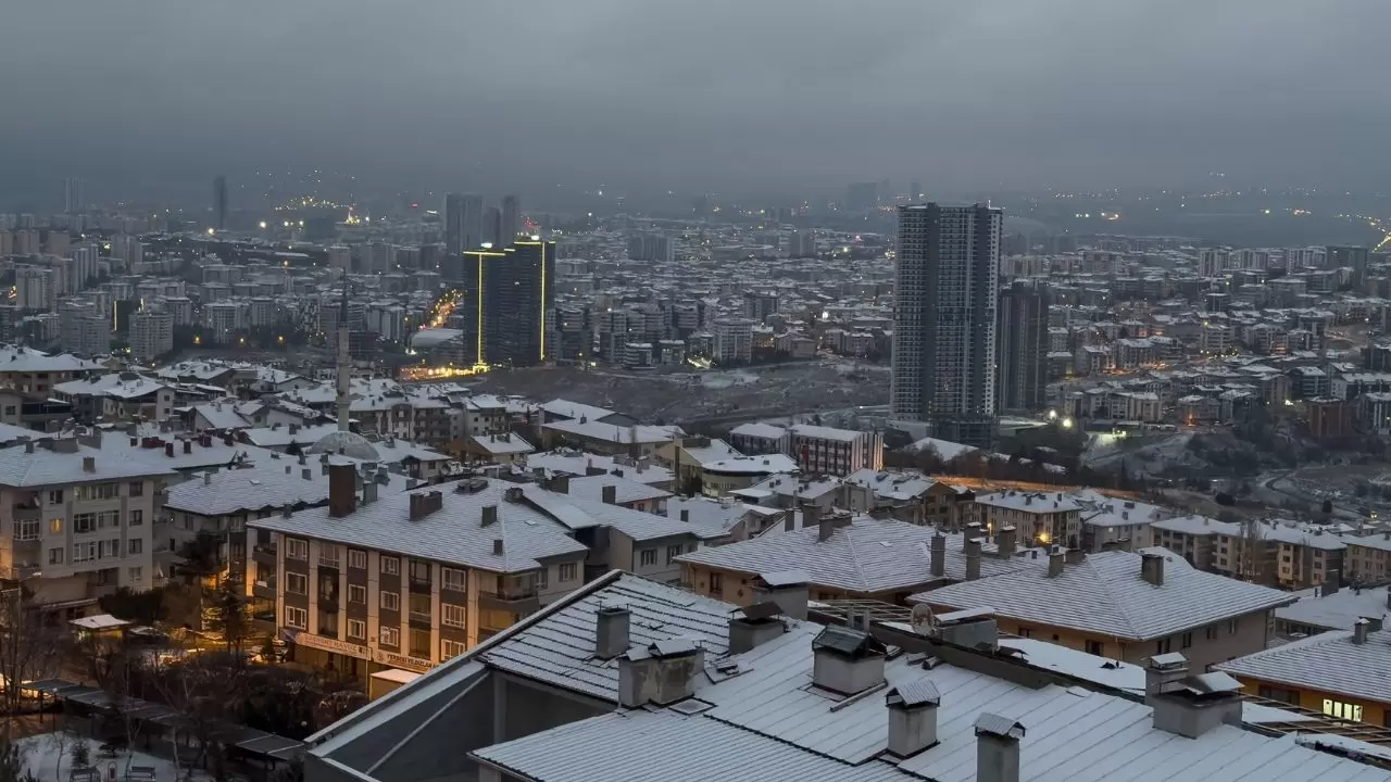 Ankara’da kar etkili oldu, araçlar ve çatılar beyaza kaplandı 4