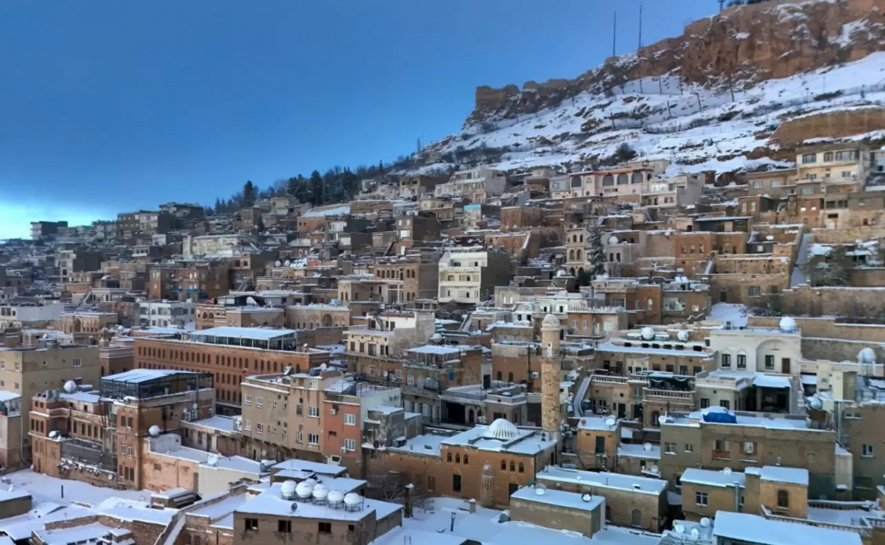 Mardin’de kar manzarası hayran bıraktı! Tarihi yapılar havadan görüntülendi 3