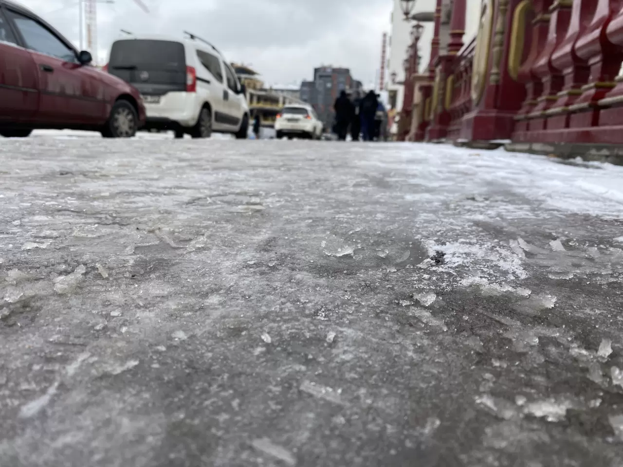 Eskişehir'de kaldırımlar buz pistine döndü: Porsuk Çayı buz tutmaya başladı 3
