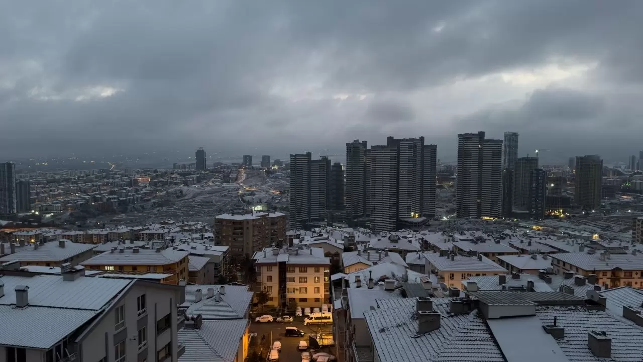 Ankara’da kar etkili oldu, araçlar ve çatılar beyaza kaplandı 2