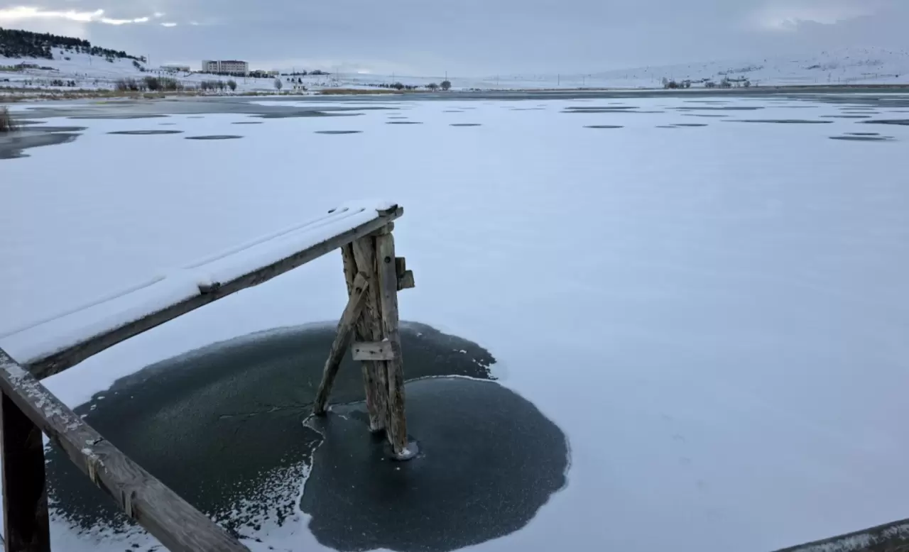Sivas’ta soğuk hava etkisini artırdı: Hafik Gölü beyaza büründü 4