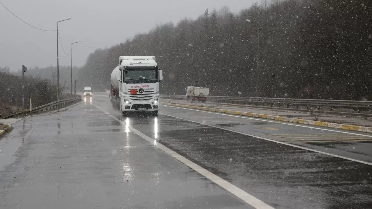 D-100 Bolu Dağı’nda kar etkisini gösterdi! Sürücülere dikkat çağrısı 3