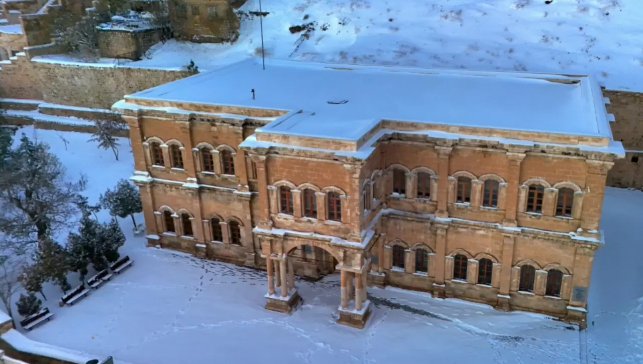 Mardin’de kar manzarası hayran bıraktı! Tarihi yapılar havadan görüntülendi 5
