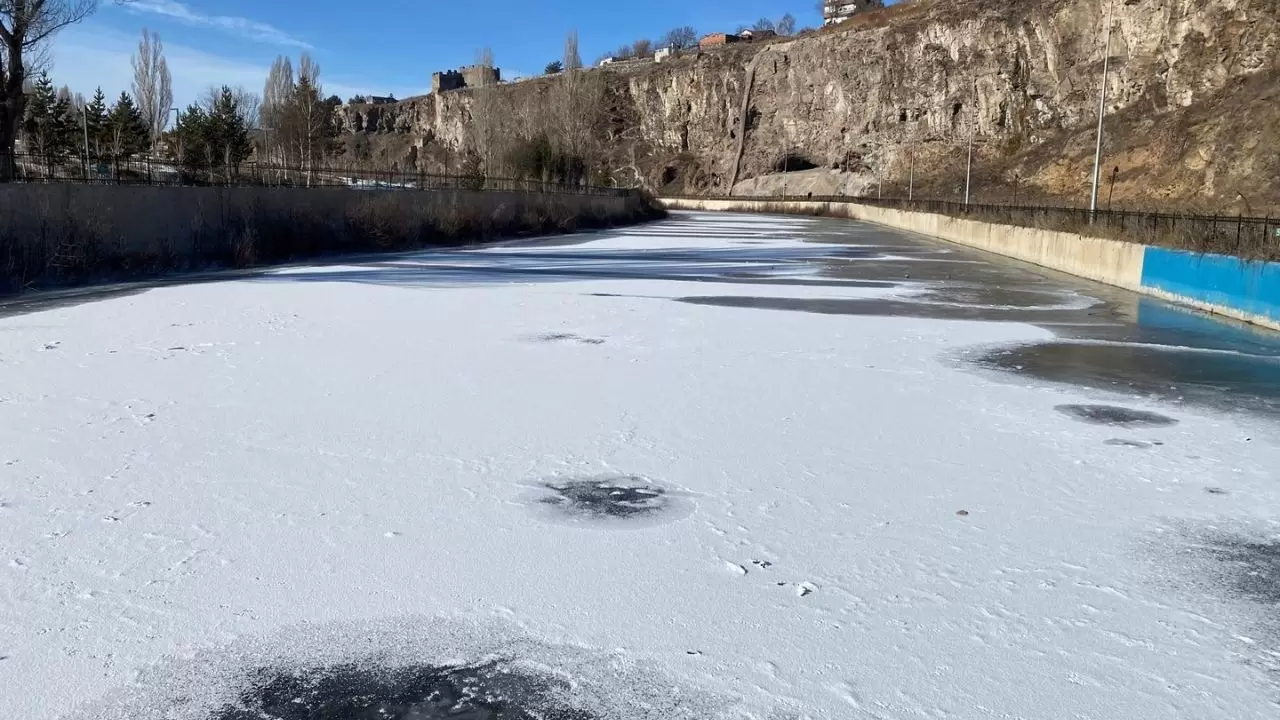 Ardahan’da kış kabusu: Göle’de rekor soğuk, nehirler buzla kaplandı 3