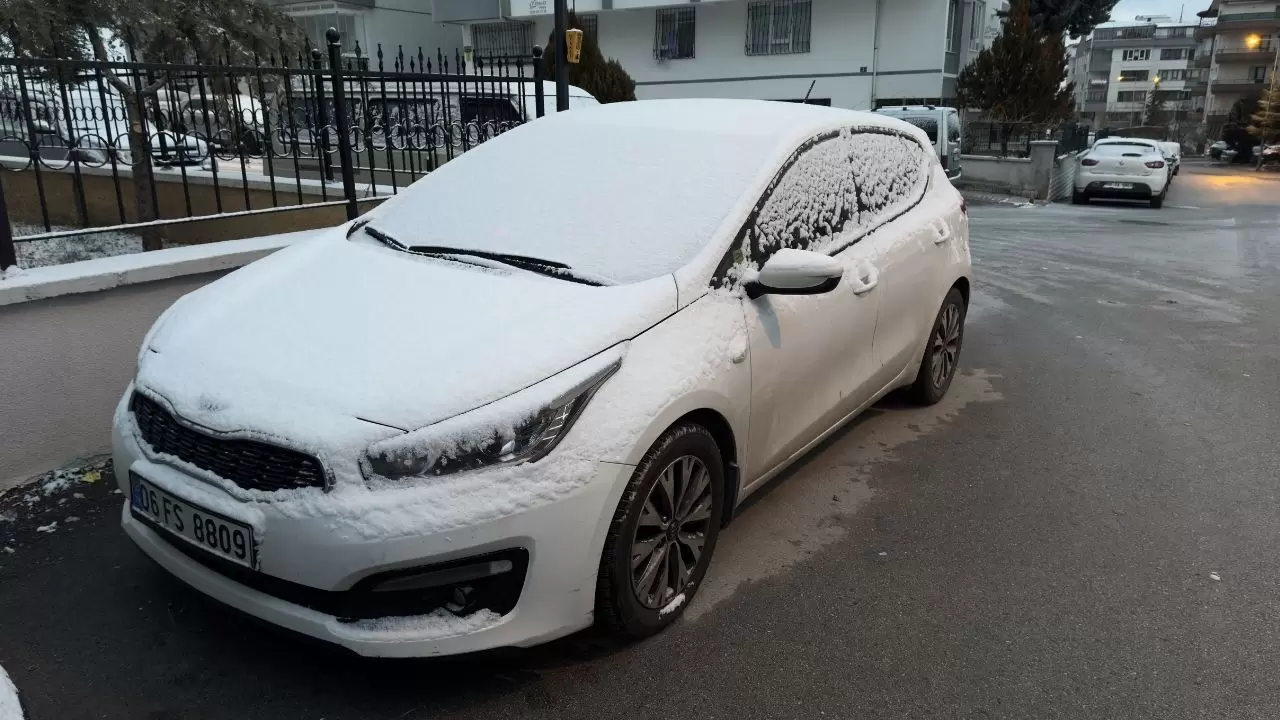 Ankara’da kar etkili oldu, araçlar ve çatılar beyaza kaplandı 5