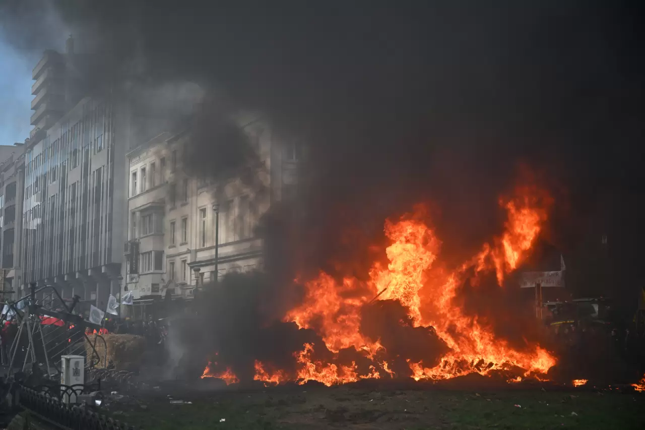AB Zirvesi sırasında çiftçilerden traktörlü protesto 2