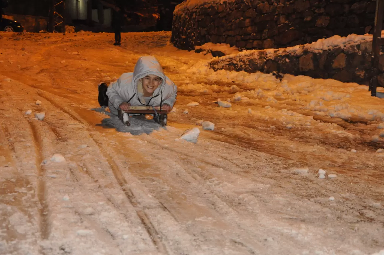 Hakkari'de çocuklar kızak ve bidonlarla kayarak eğlendi 1