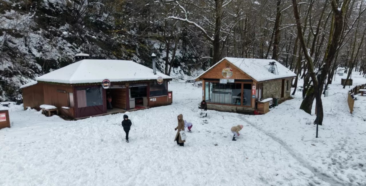 Sinop’ta kartpostallık manzara! Tatlıca Şelaleleri beyaza büründü 2