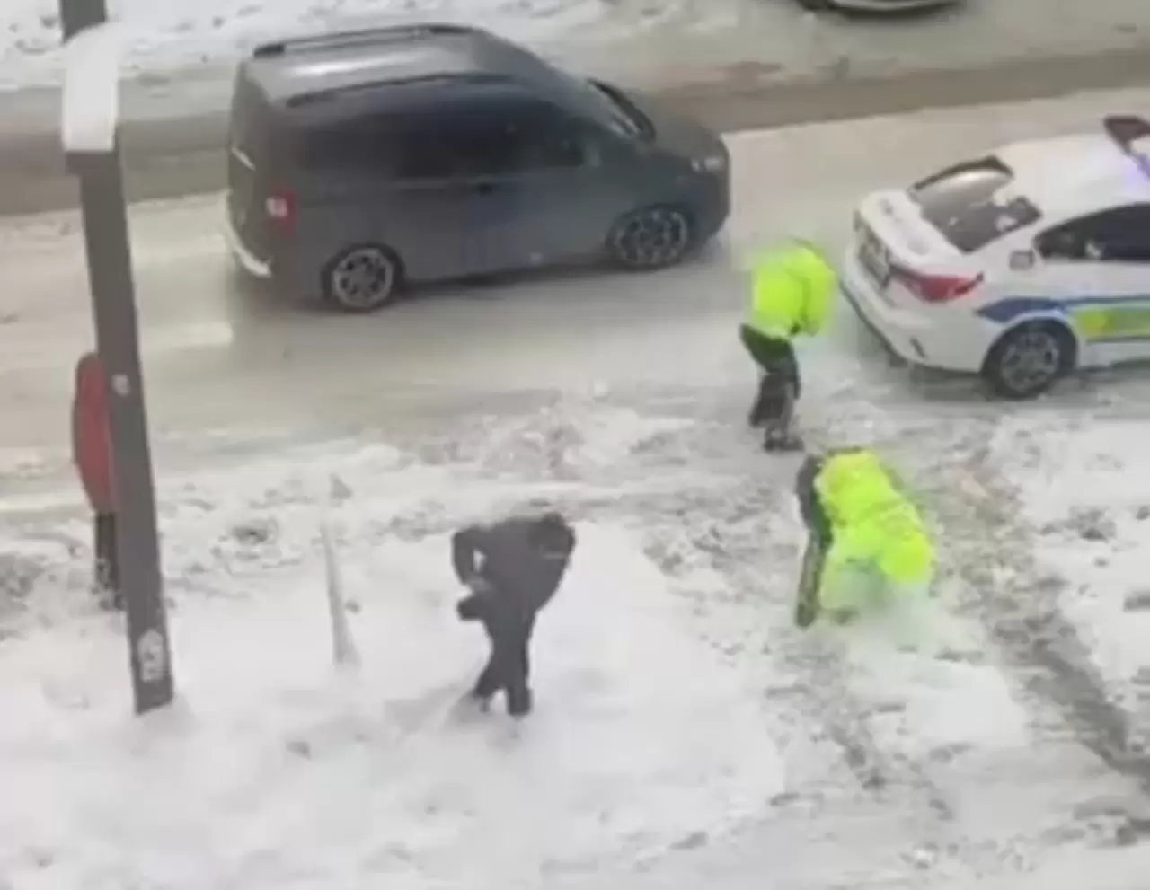 Van’da trafik polisleri çocuklarla kartopu oynadı 2