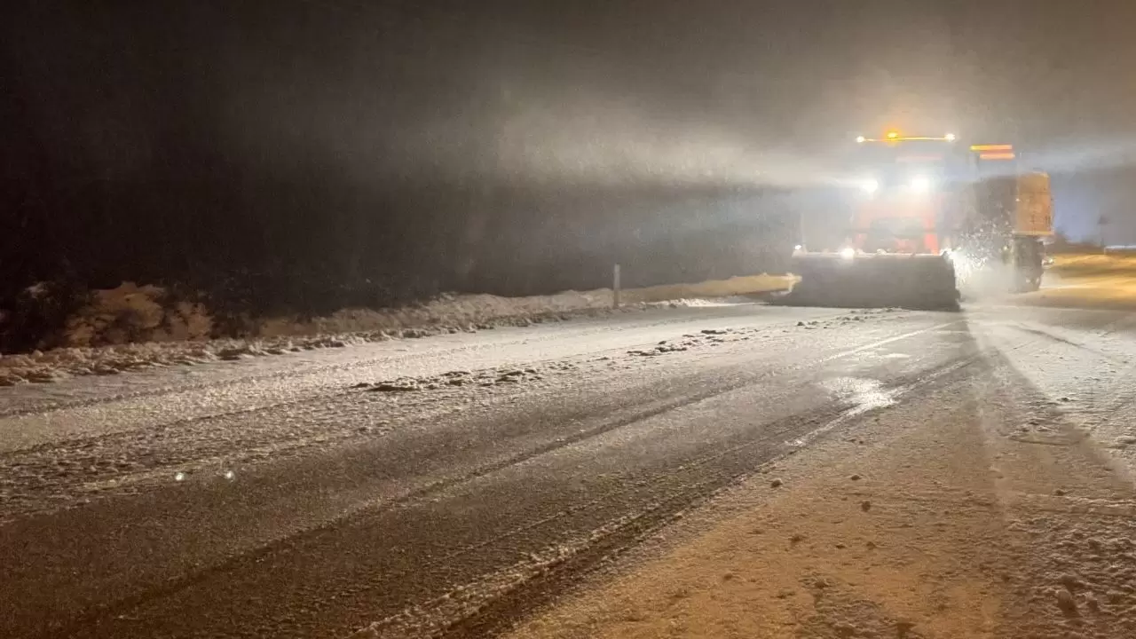 Bolu Dağı’nda kar dalgası: Ağır vasıtalar park alanlarına yönlendirildi 4