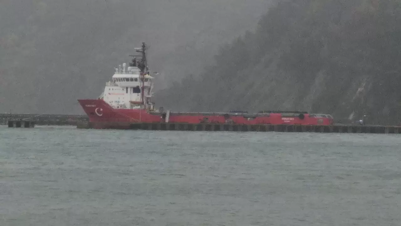 Doğal gaz sondaj gemileri fırtınadan Amasra Limanı'na sığındı 5