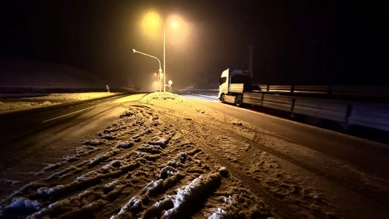 Bolu Dağı’nda kar dalgası: Ağır vasıtalar park alanlarına yönlendirildi 1