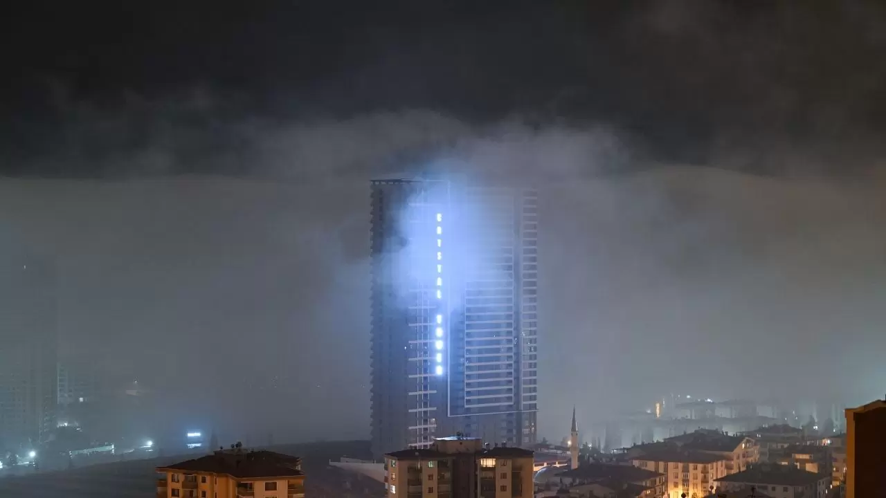 Ankara’da sis kabusu! Çankaya’nın yüksek kesimleri gece görünmez oldu 2