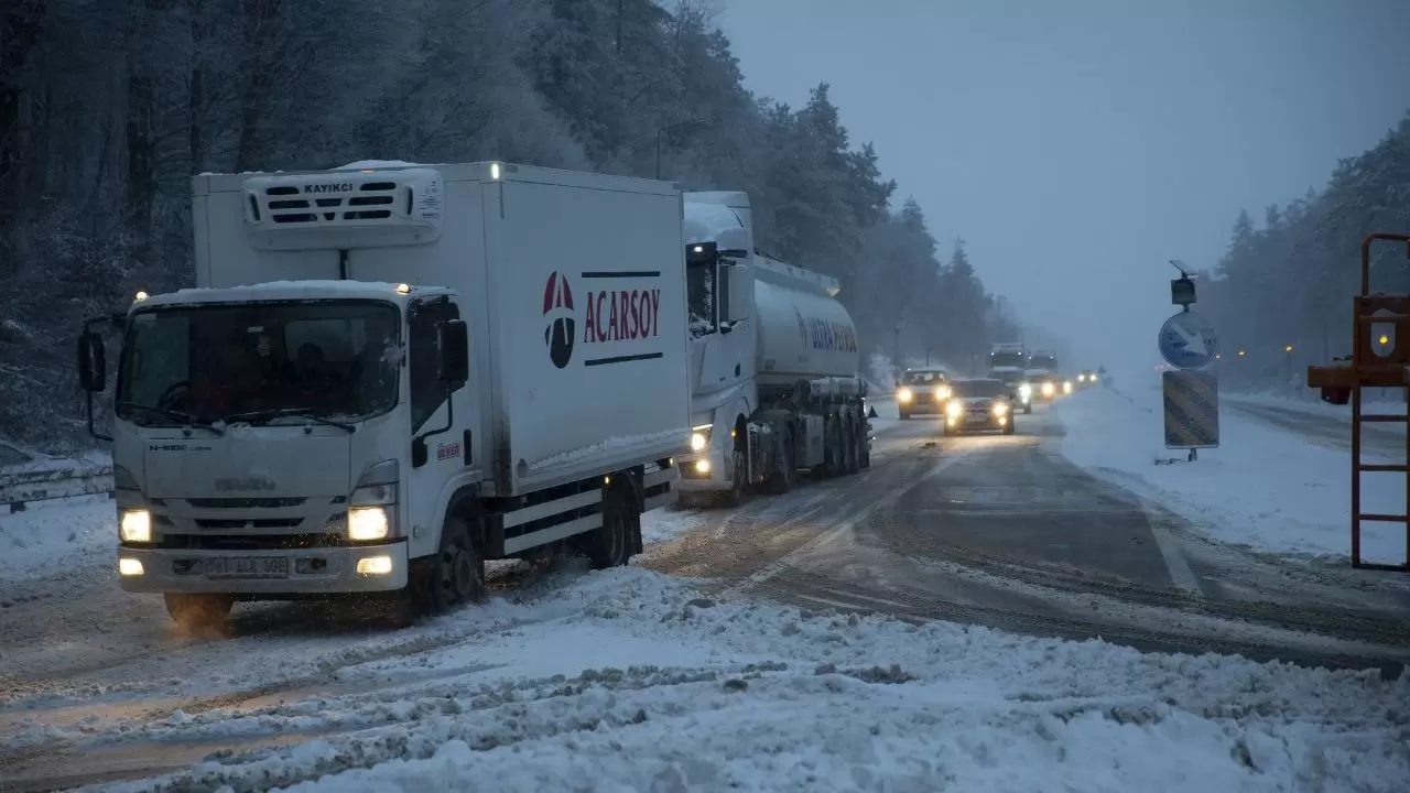 Bolu Dağı’nda kar etkili oluyor: Sürücülere kış lastiği uyarısı 12
