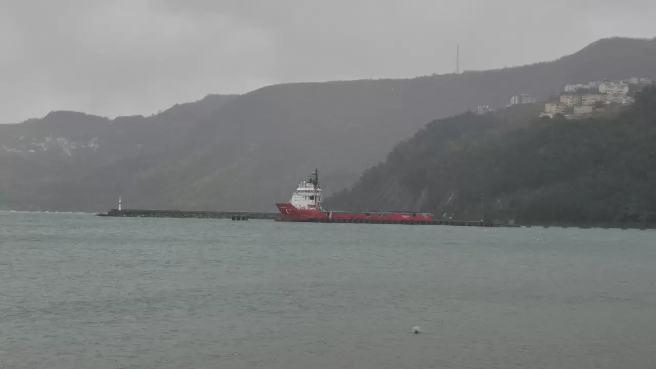 Doğal gaz sondaj gemileri fırtınadan Amasra Limanı'na sığındı 6