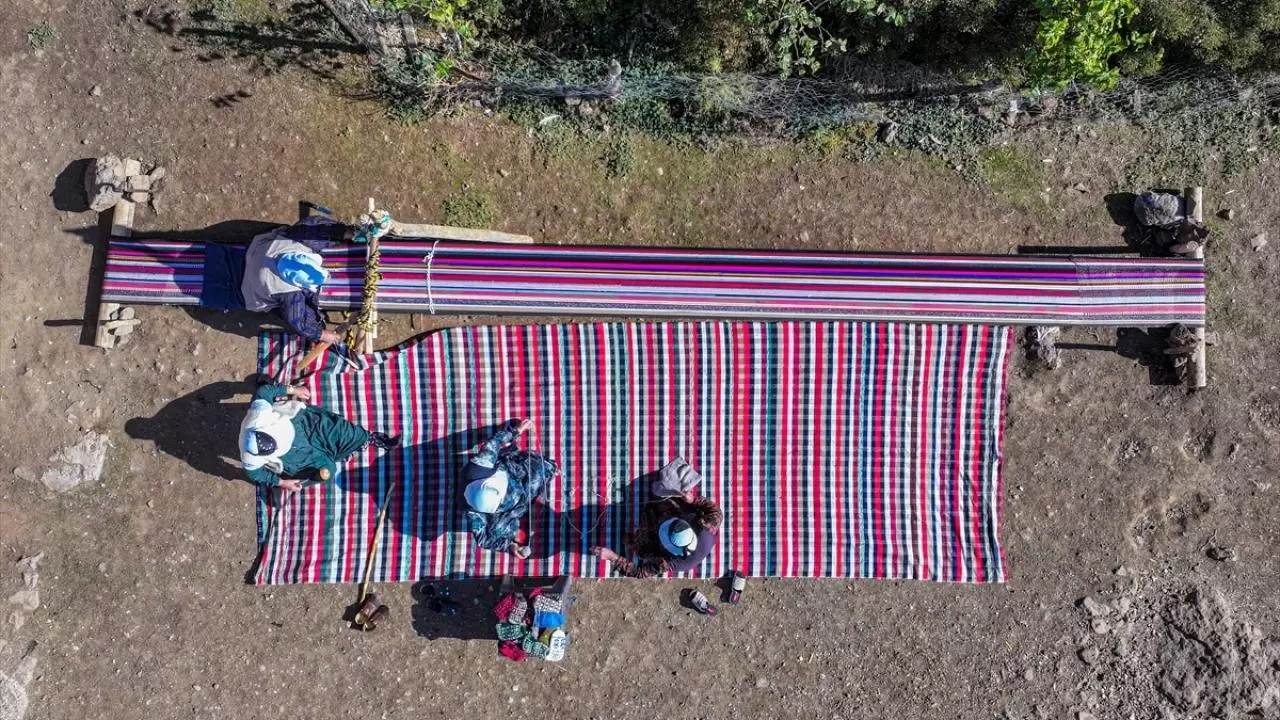 Evinin bahçesindeki tezgahta asırlık yöntemle kilim dokuyor 1