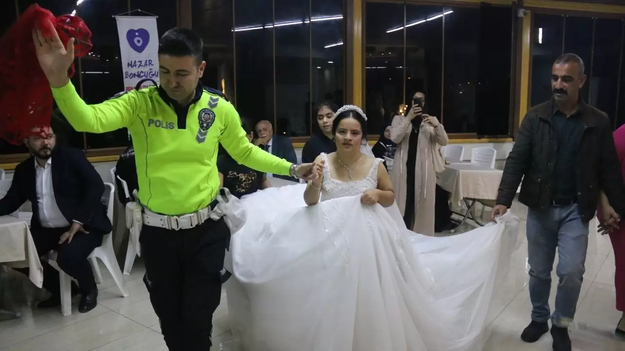 Hatay’da yürek ısıtan anlar! Down Sendromlu Ezgi’nin gelinlik hayali gerçek oldu 2