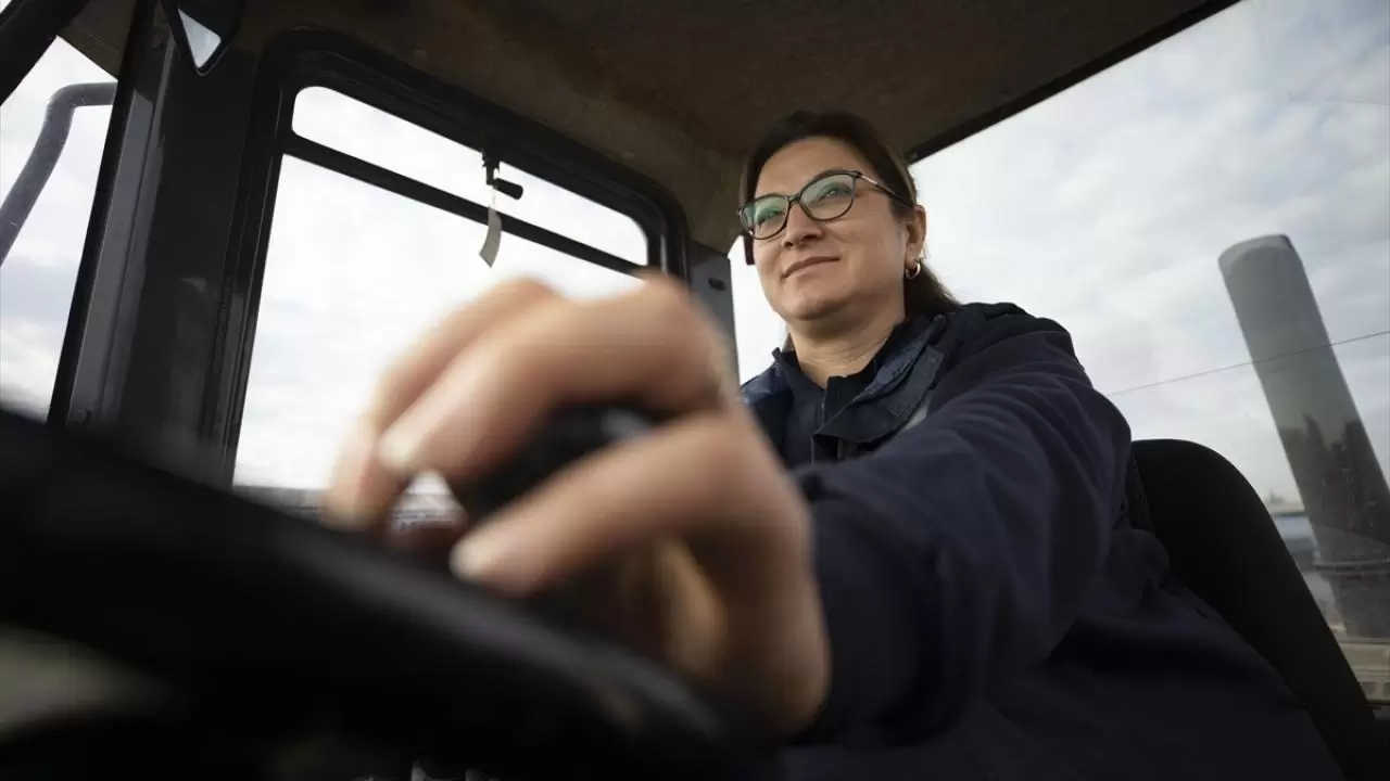 Ailesi karşı çıktı, o pes etmedi: Dozer operatörü olarak hayallerine kavuştu! 4