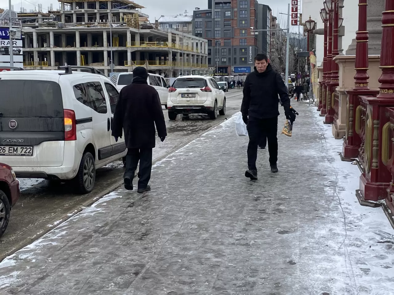 Eskişehir'de kaldırımlar buz pistine döndü: Porsuk Çayı buz tutmaya başladı 1