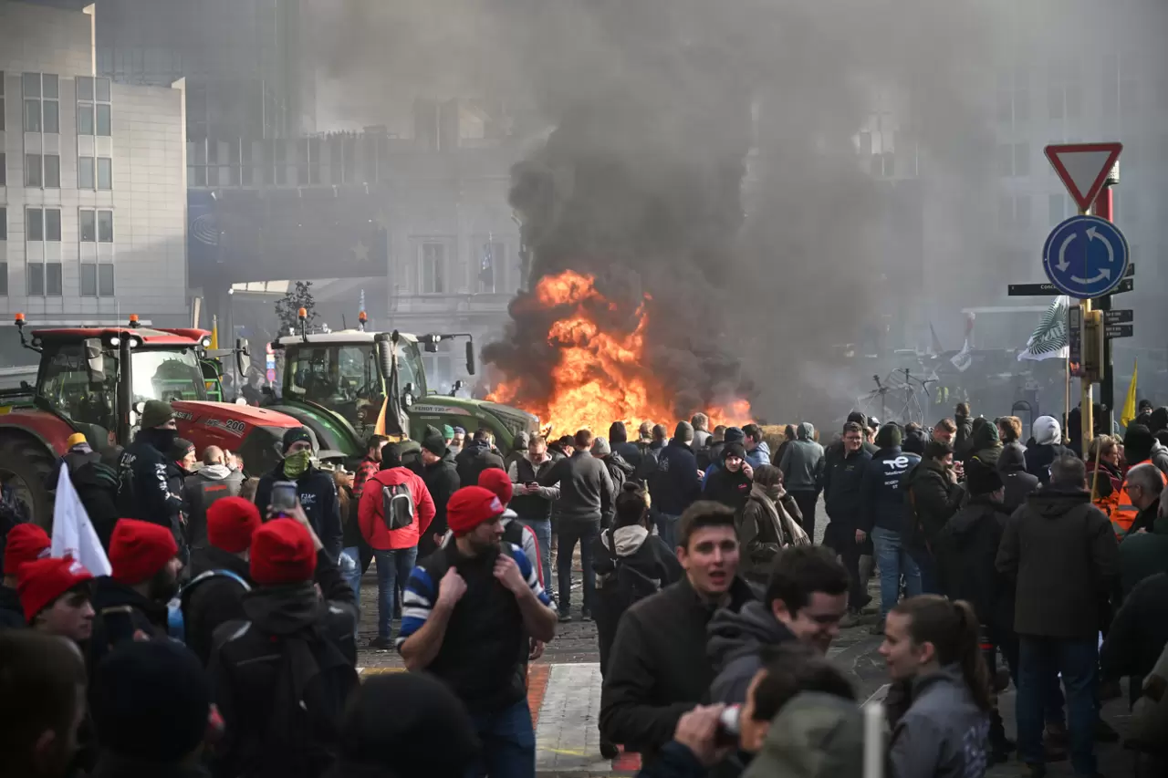 AB Zirvesi sırasında çiftçilerden traktörlü protesto 4