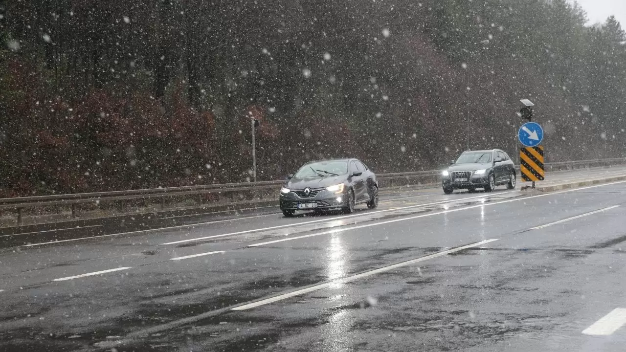D-100 Bolu Dağı’nda kar etkisini gösterdi! Sürücülere dikkat çağrısı 4