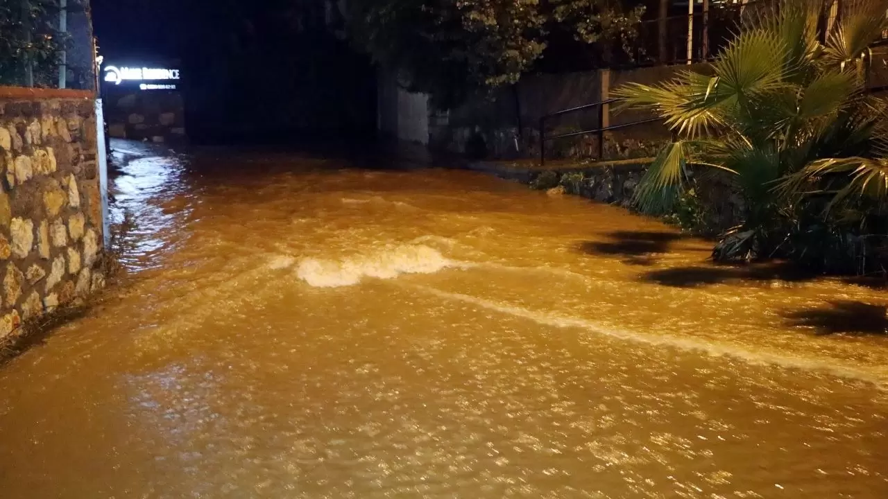 Bodrum’u gece vuran sağanak felaketi: Duvar çöktü, yollar göle döndü 6