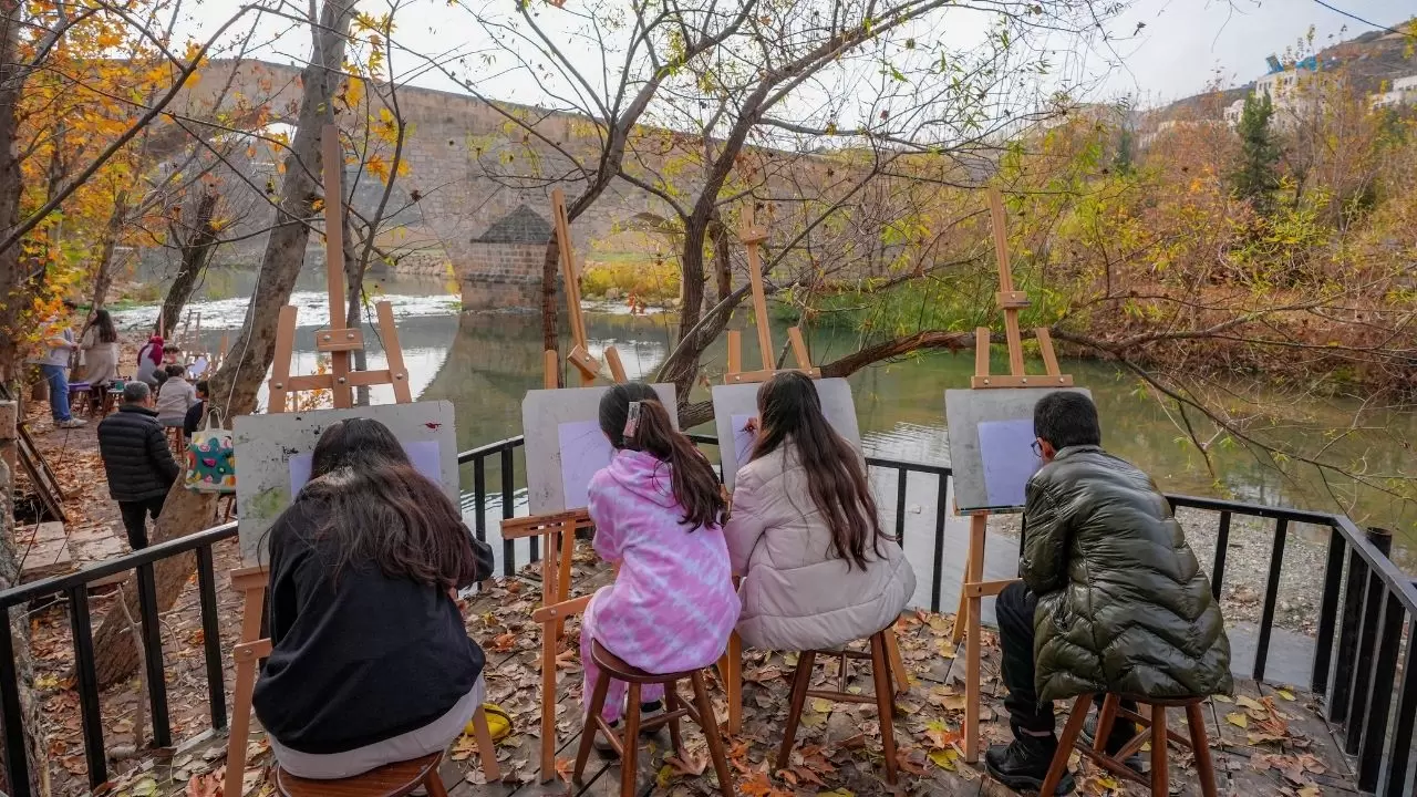 Diyarbakır'da öğrenciler tarihi ve doğayı tuvale taşıyor! 8