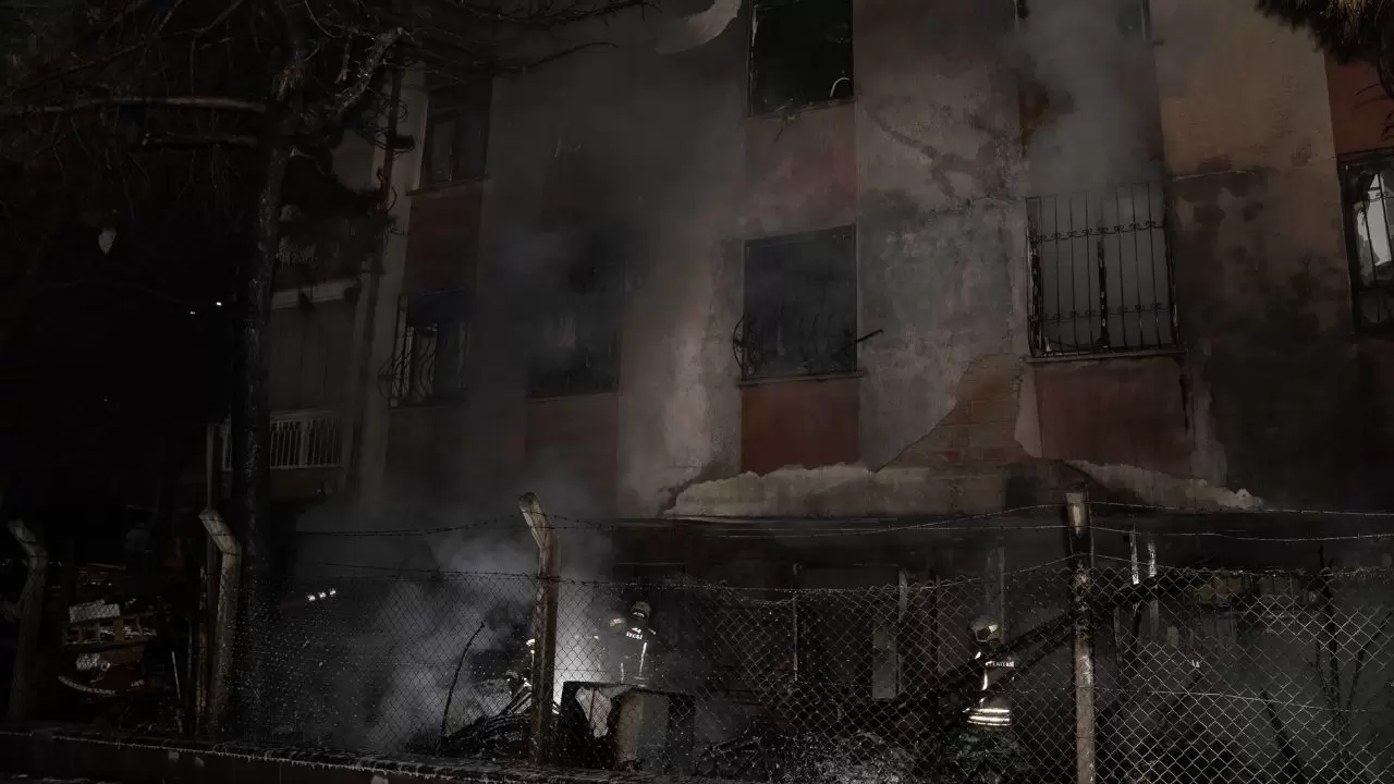 Ankara’da apartmanı alevler sardı! 8 kişi hastanelik oldu, mahalle sokağa döküldü 2