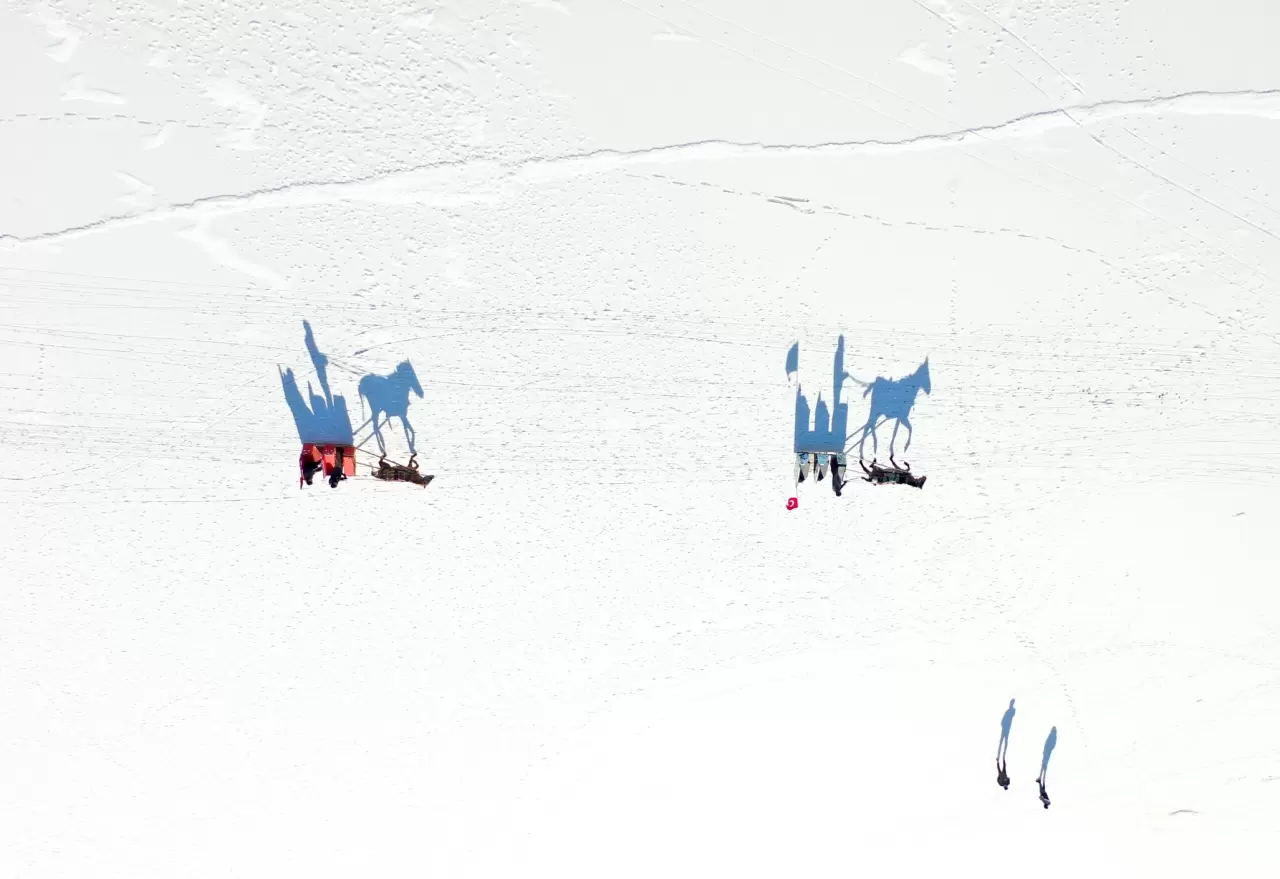 Çıldır Gölü'nün bir kısmı dondu! Buzda atlı kızaklarla safari keyfi 1