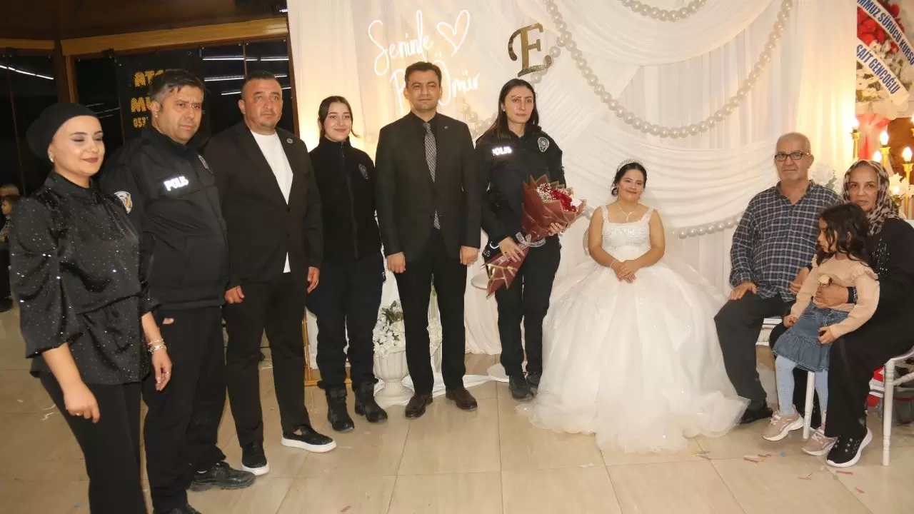 Hatay’da yürek ısıtan anlar! Down Sendromlu Ezgi’nin gelinlik hayali gerçek oldu 1