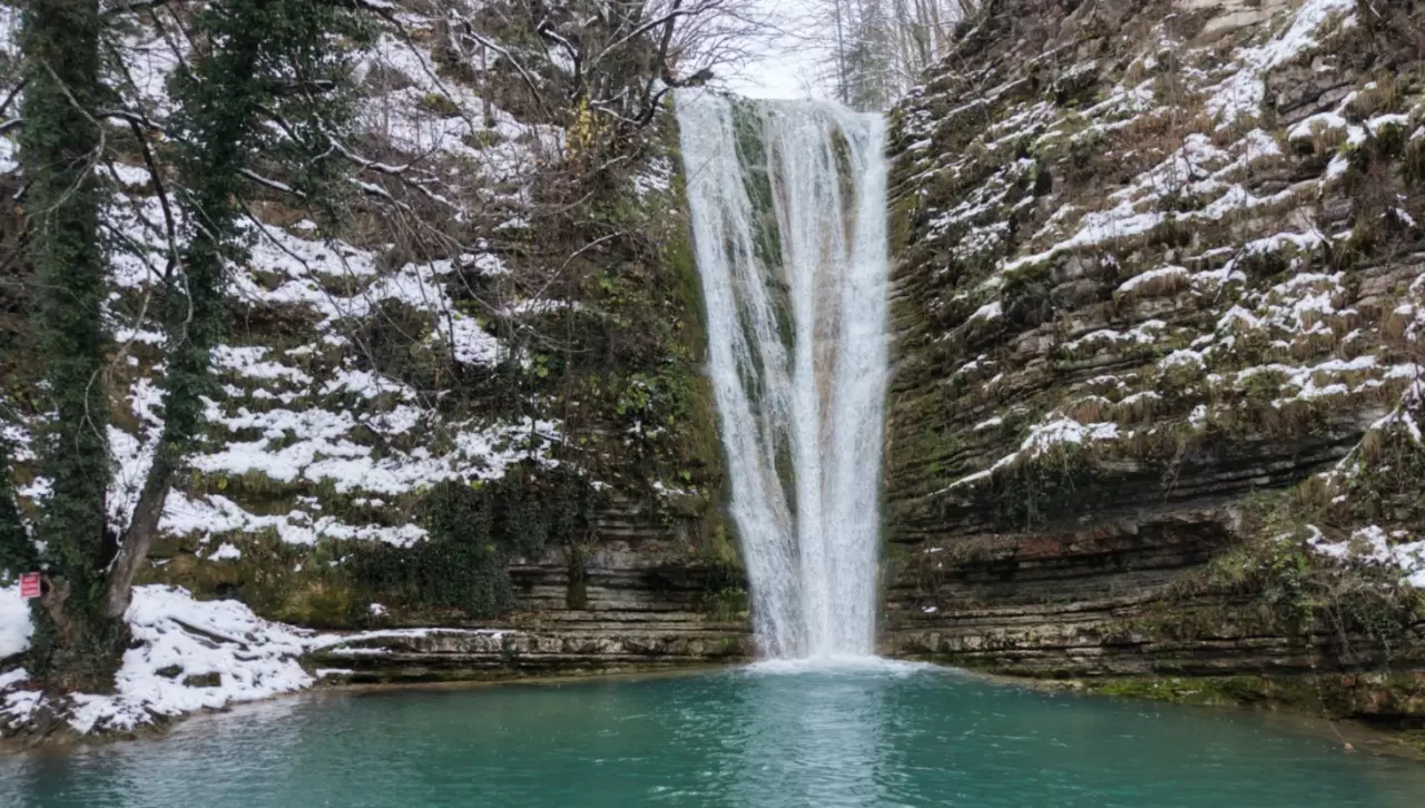 Sinop’ta kartpostallık manzara! Tatlıca Şelaleleri beyaza büründü 1