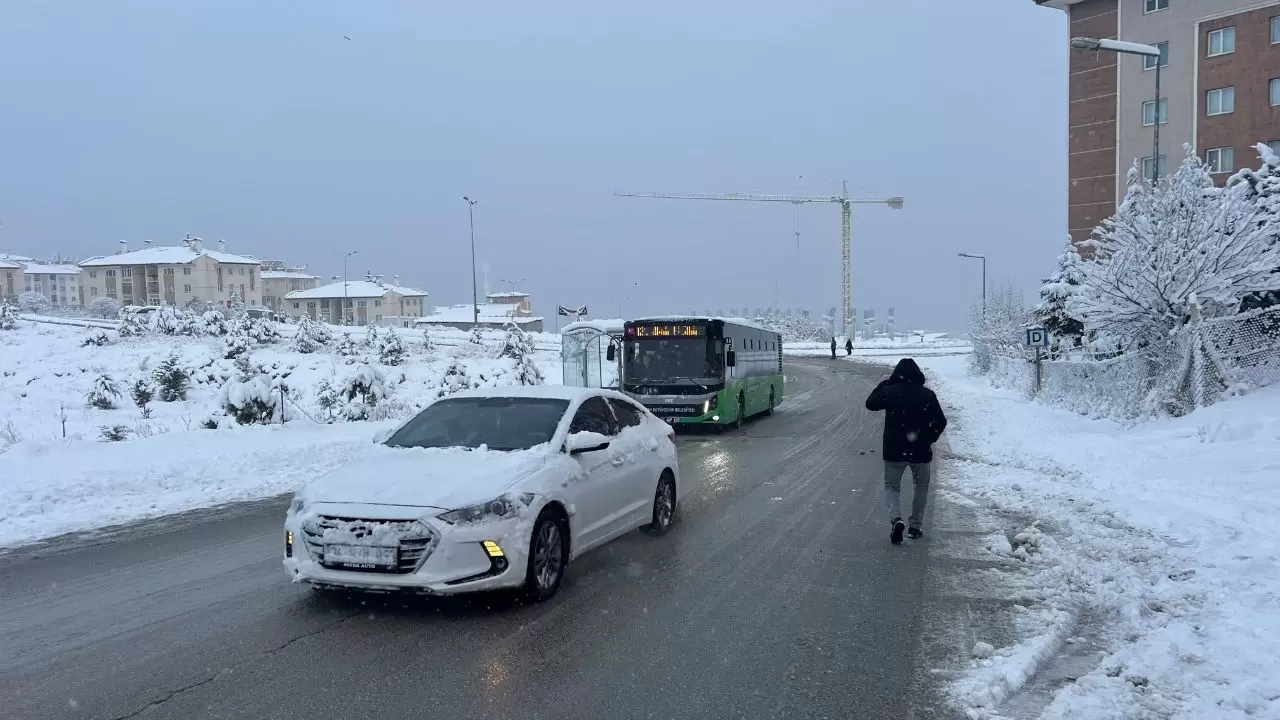 Van’da yoğun kar yağışı: Uçak seferleri rötar yaptı 4