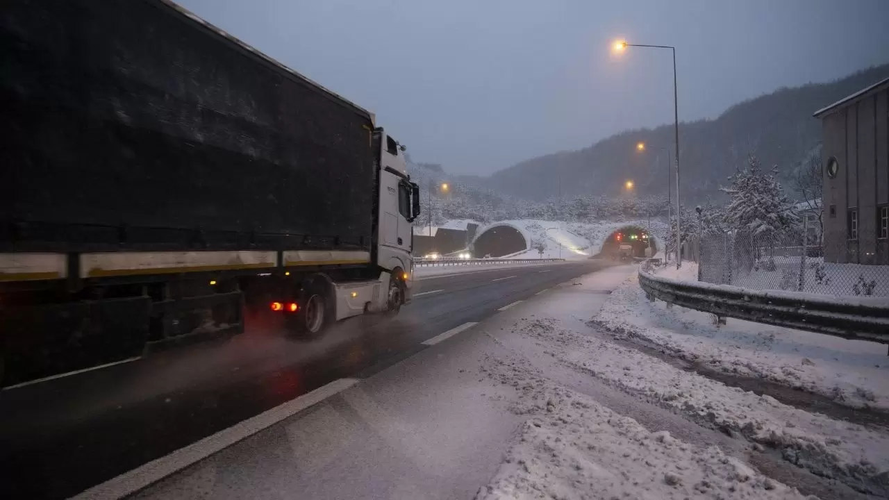 Bolu Dağı’nda kar etkili oluyor: Sürücülere kış lastiği uyarısı 13