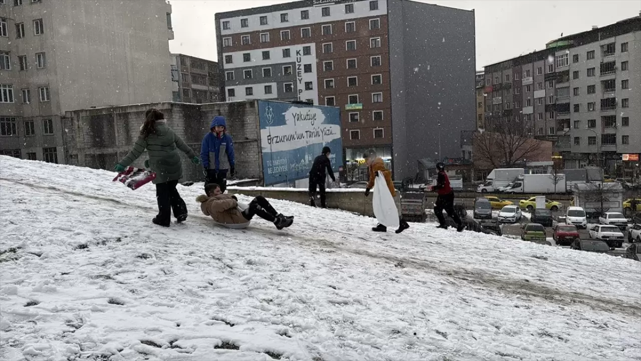 Erzurum’da kar sürprizi: Çocuklar mahalle aralarında eğlenceyi doruğa çıkardı 3