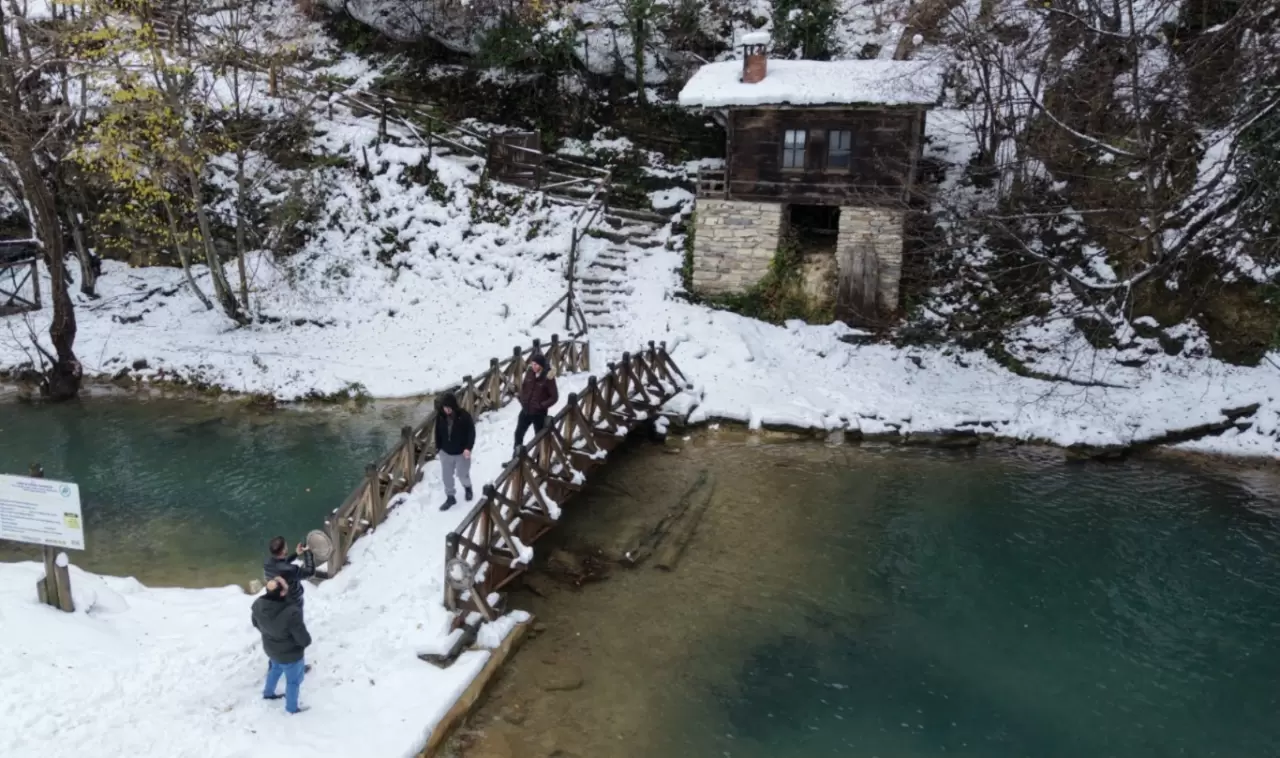 Sinop’ta kartpostallık manzara! Tatlıca Şelaleleri beyaza büründü 3