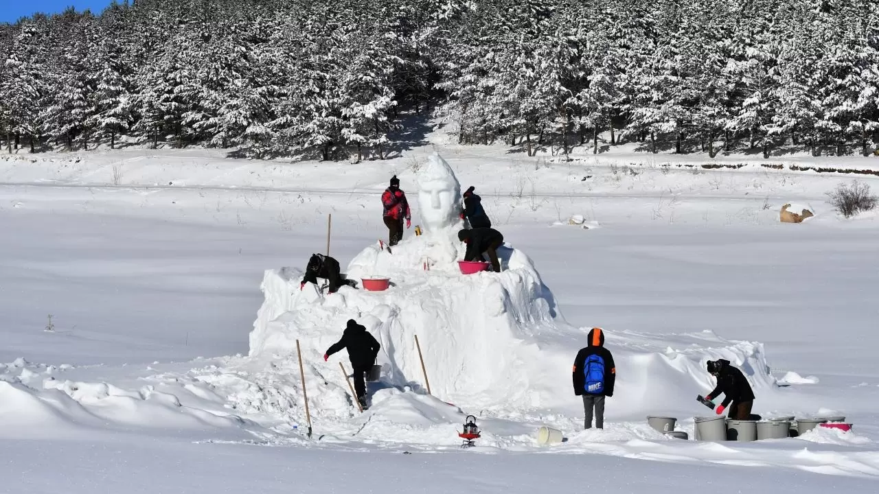 Beyaz örtüde vefa: Sarıkamış’ta kardan heykeller yükseliyor 1