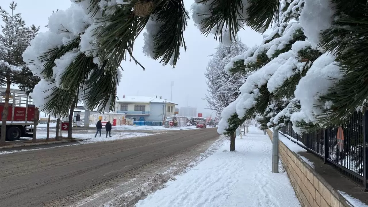 Yoğun sis ve kar Türkiye’yi beyaza bürüdü! Görüş mesafesi 15 metreye düştü 7