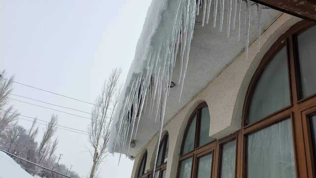 Van’da kar etkisini artırdı! Başkale’de yüksekler 50 santimi gördü 4
