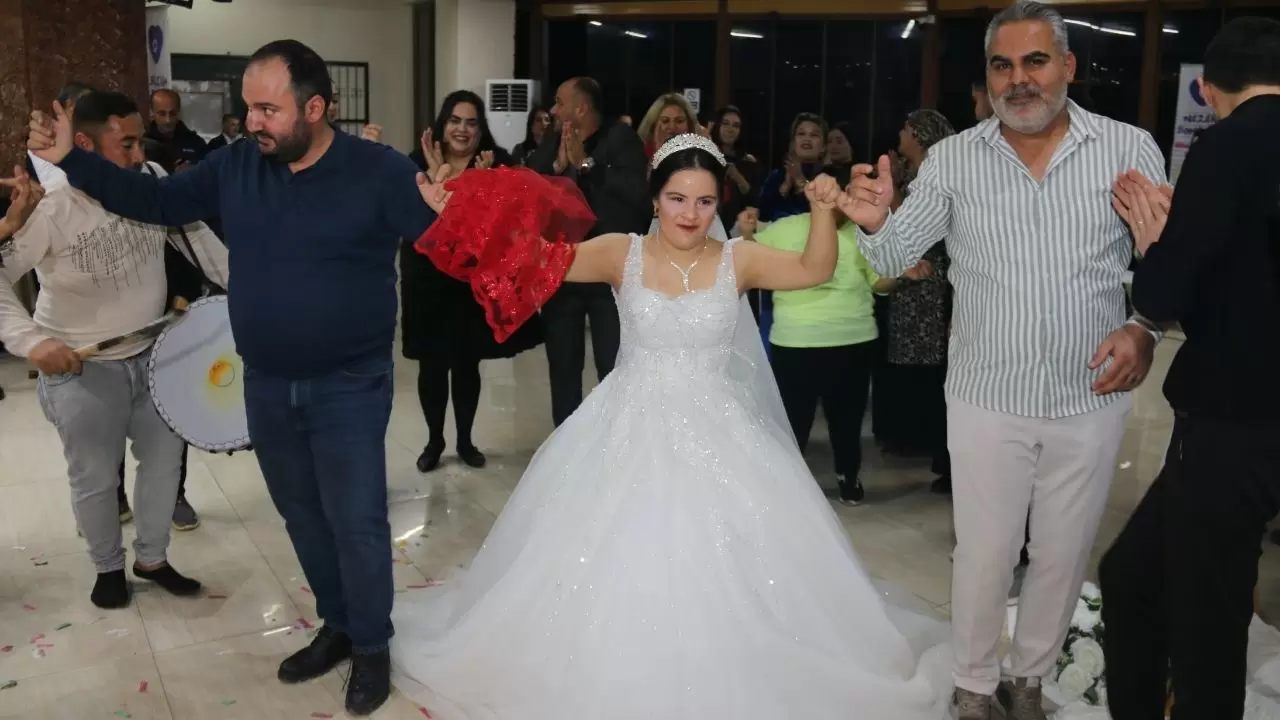 Hatay’da yürek ısıtan anlar! Down Sendromlu Ezgi’nin gelinlik hayali gerçek oldu 6