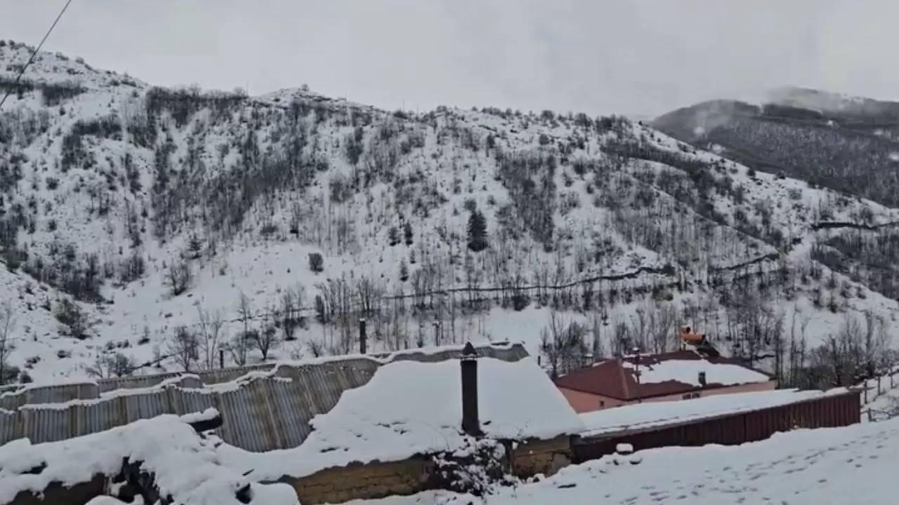 Doğu’da kış kapıyı çaldı! Erzincan ve Bayburt beyaza büründü: Yaylalar, köyler, geçitler kar altında 4